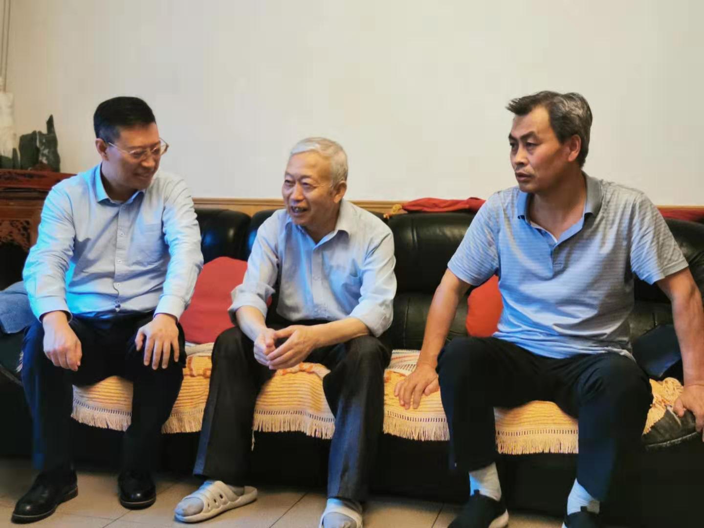 教师节前夕,慰问老教师